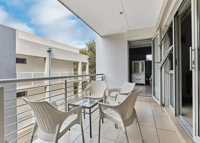 Spacious 2-Bed 2-Bath Apartment In Central Sandton With Wifi - Gym & Pool