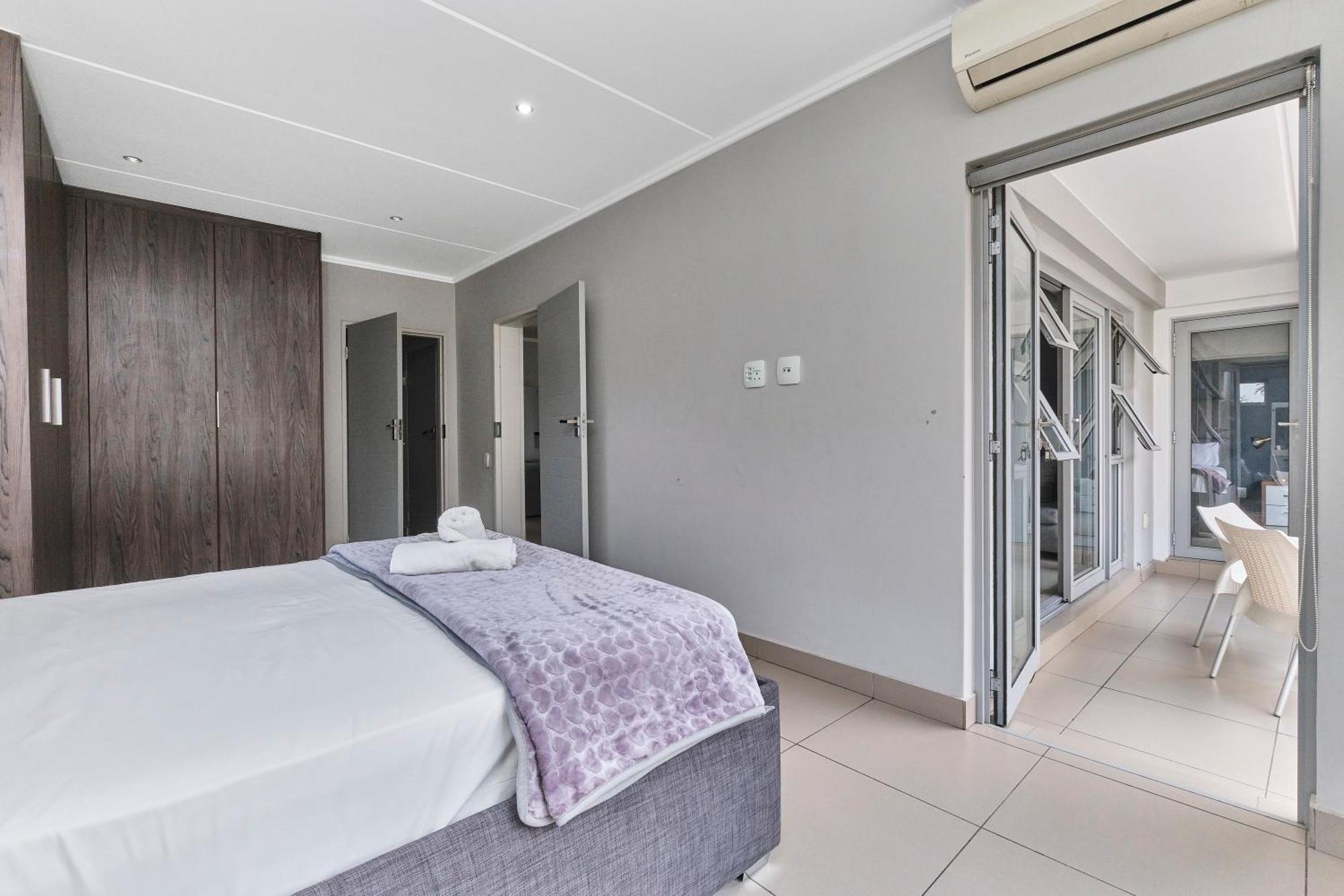 Apartment Spacious 2-bed 2-bath In Sandton With Wifi - Gym & Pool