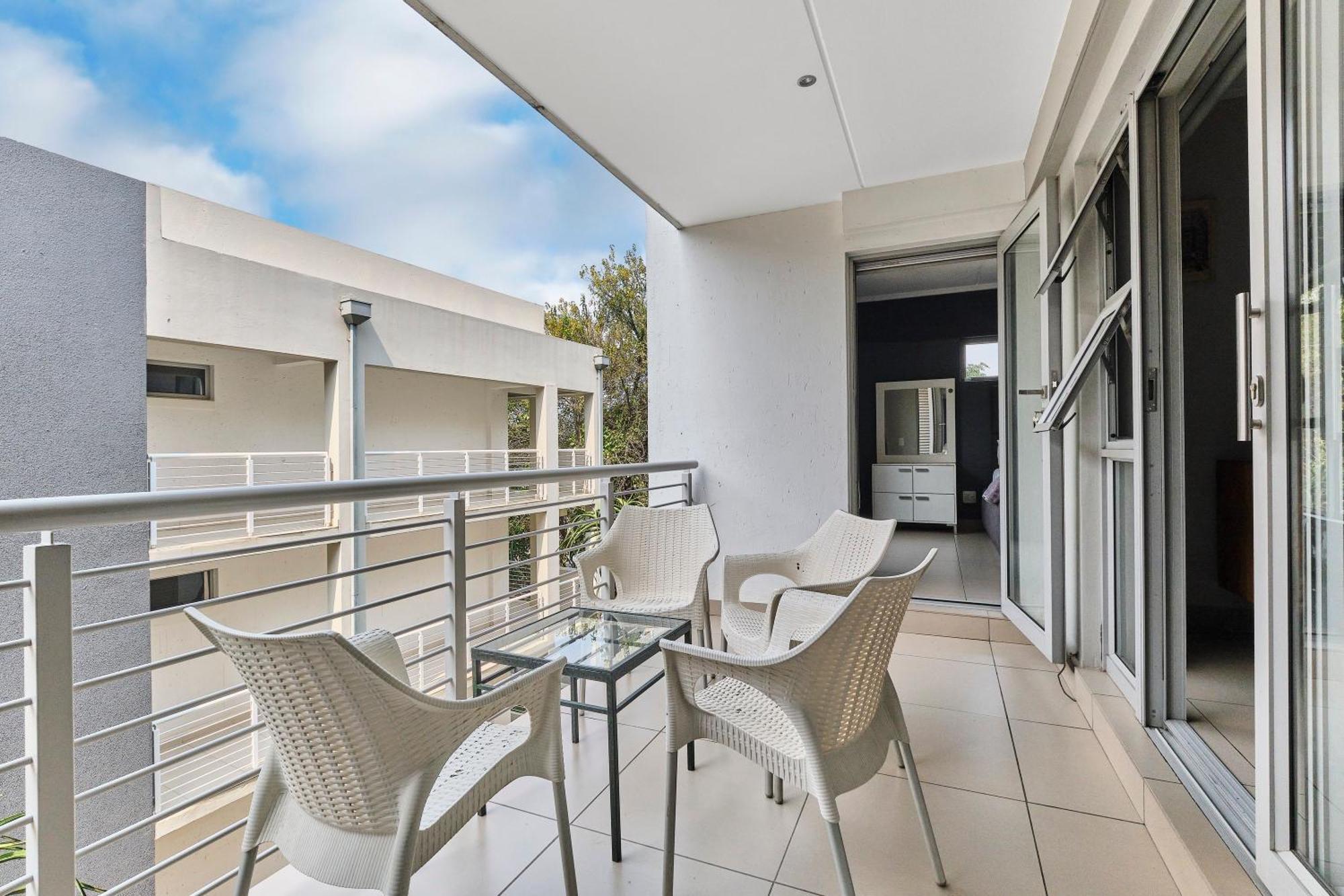 Apartment Spacious 2-bed 2-bath In Sandton With Wifi - Gym & Pool *