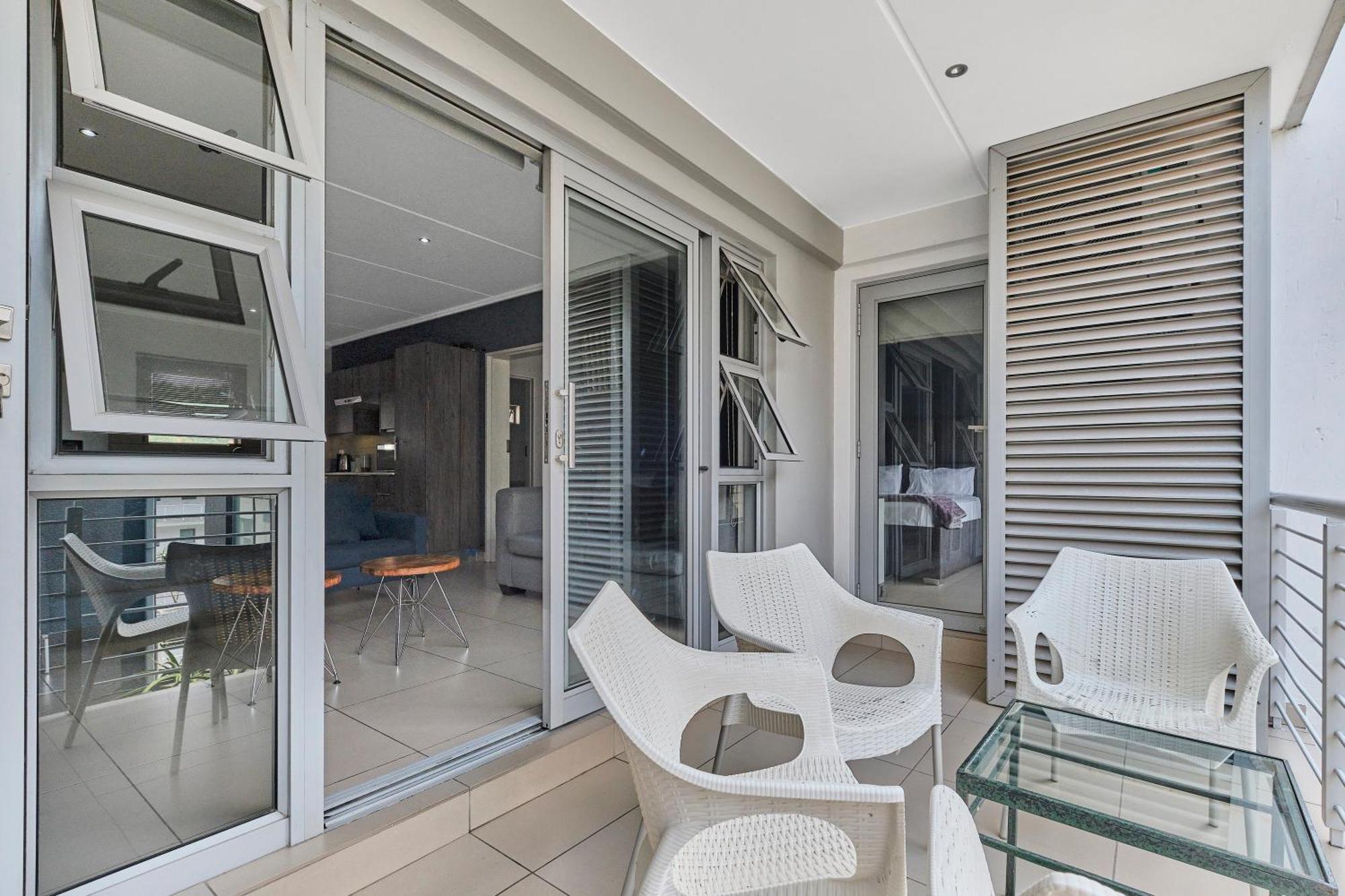 Spacious 2-bed 2-bath In Sandton With Wifi - Gym & Pool Apartment *