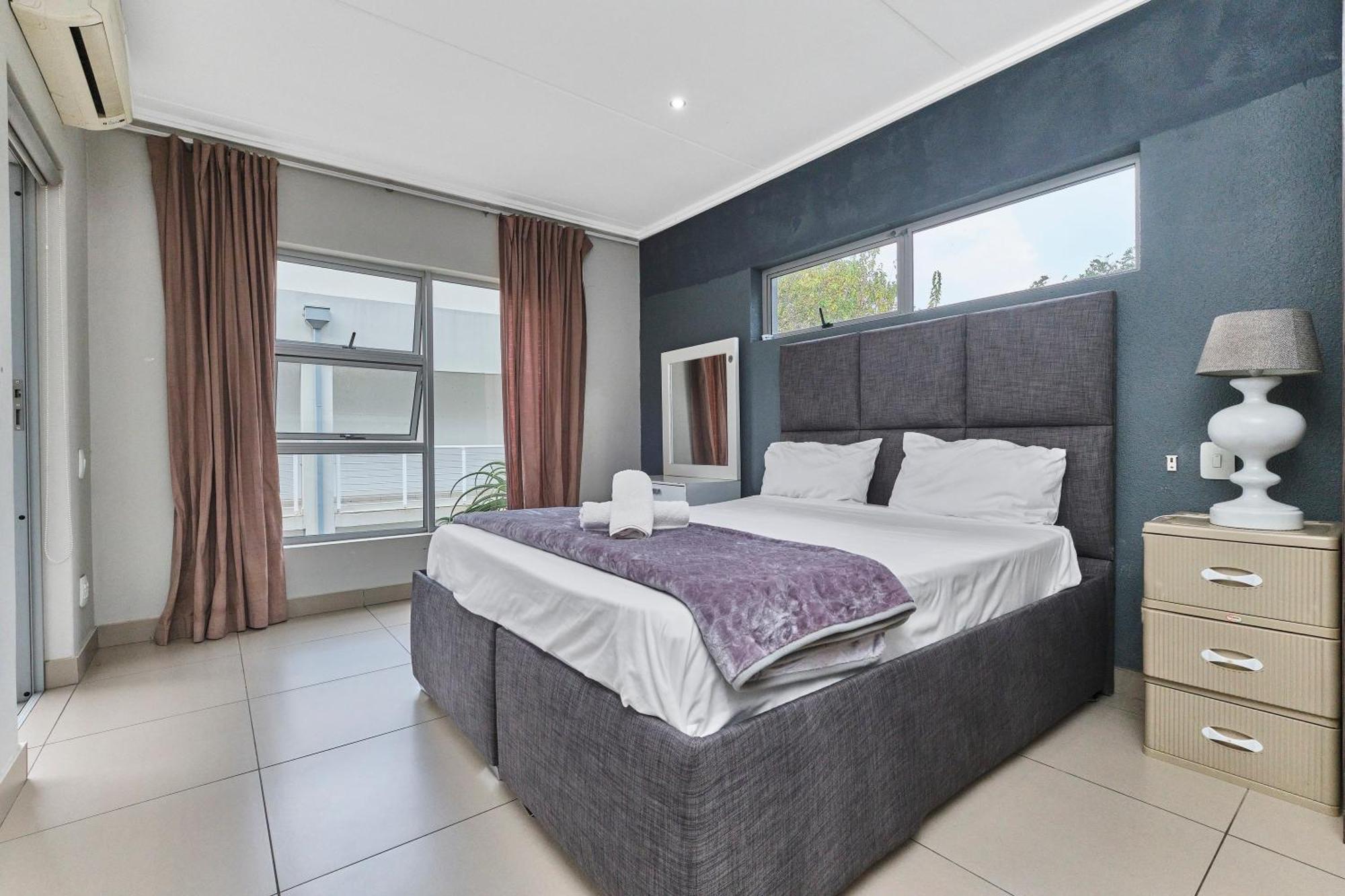 Spacious 2-bed 2-bath In Sandton With Wifi - Gym & Pool