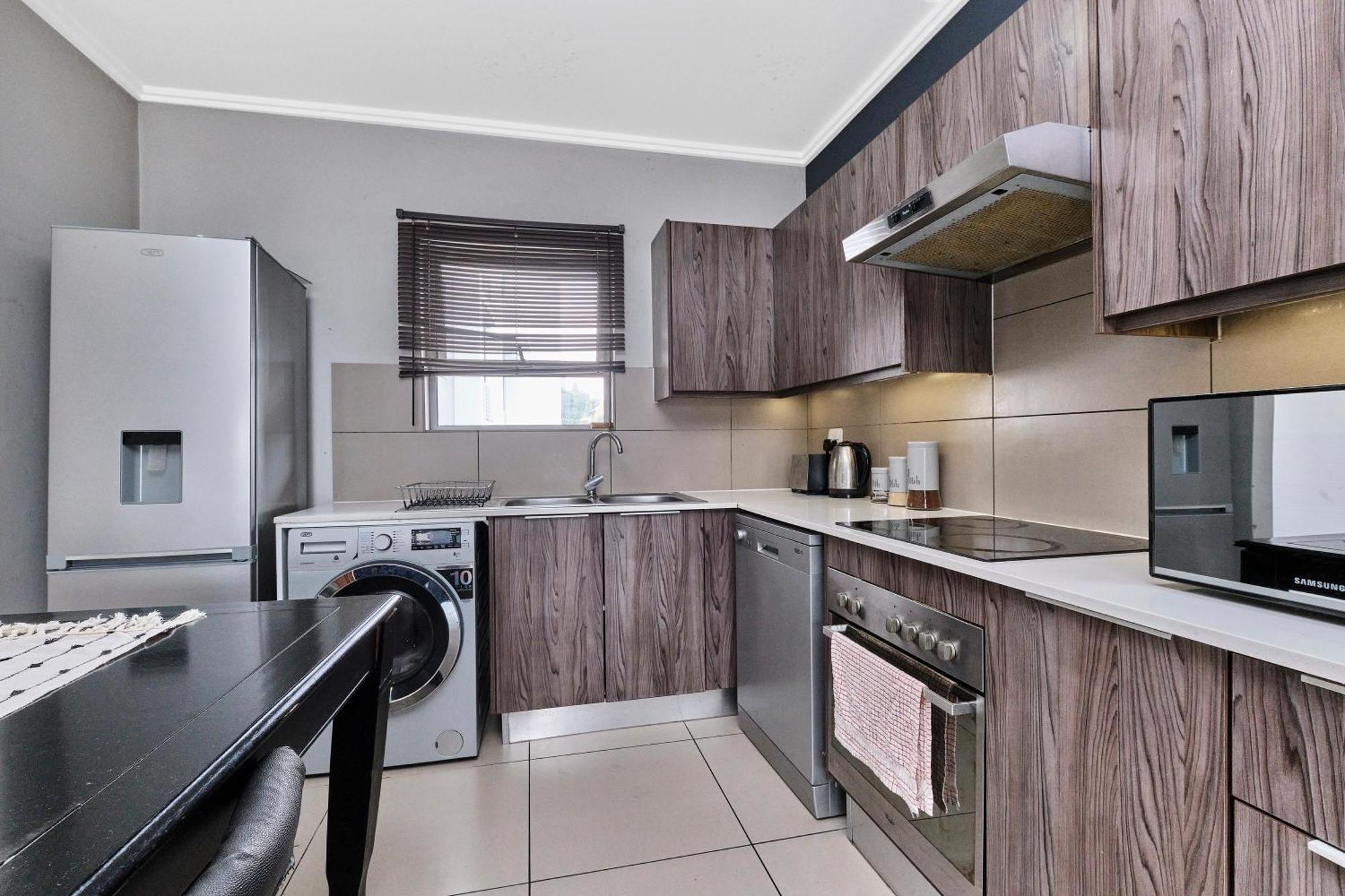 Spacious 2-bed 2-bath In Sandton With Wifi - Gym & Pool *