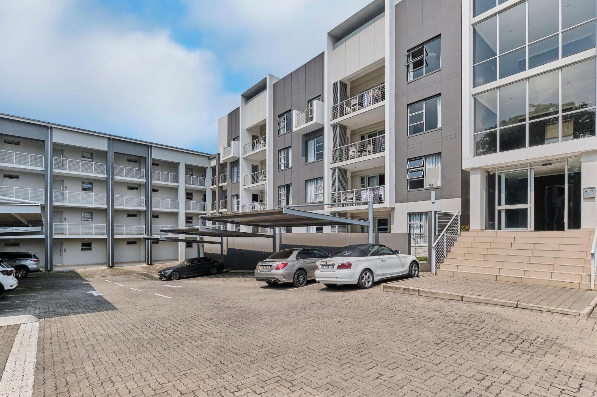 Spacious 2-bed 2-bath In Sandton With Wifi - Gym & Pool Johannesburg